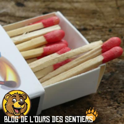 Les allumettes étanches sont recouvertes de cire ce qui permet de le protéger de l'humidité et ne pas altérer le phosphore de l'embout