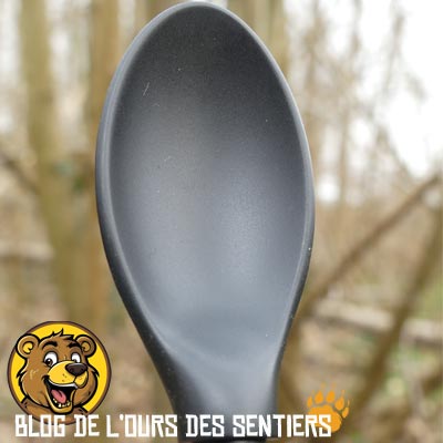 Rétractable, la cuillère long manche Optimus se range très facilement dans son sac à dos randonnee