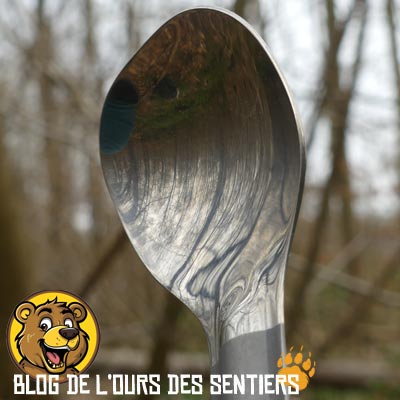 Simple mais eronomique, la cuillere titane toaks au long manche permet de manger facilement dans ses sachets lyophilisés