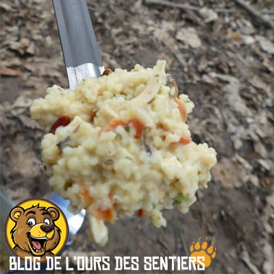 La cuillère en titane long manche Toaks permet de bien se nourrir au travers d'un sachet repas lyophilisé
