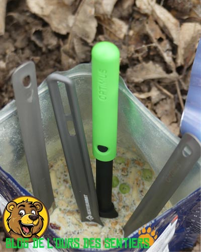 la cuillere long manche en titane optimus permet d'atteindre le fond du sachet repas lyophilisé pour mélanger les ingrédients à l'eau chaude