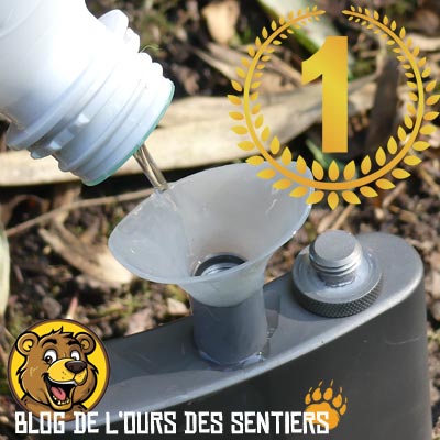 Un petit entonnoir en silicone souple est intégré au goulot de la flasque titane vargo afin de faciliter son remplissage