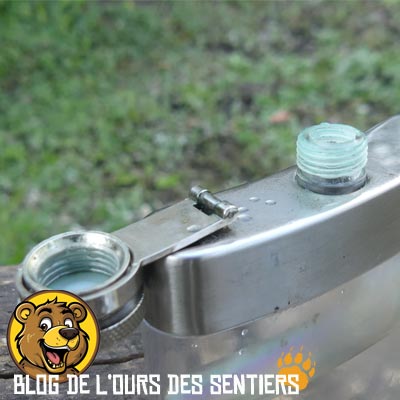 Le bouchon à baïonnette de la flasque en plastique Keen Sport évite de le perdre en cours de bivouac