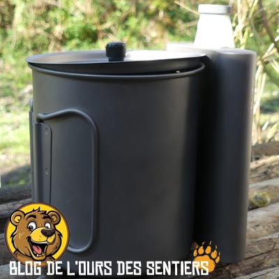 La flasque titane vargo pour le transport de l'alcool pour réchaud est trop grande pour se glisser dans une popote