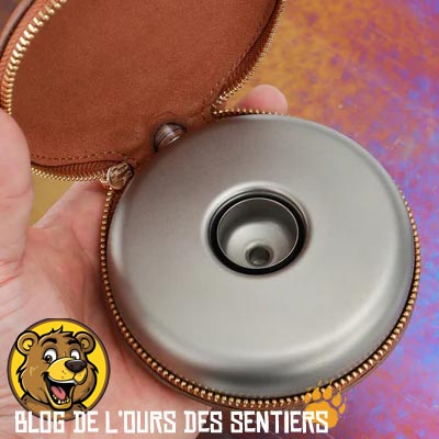 La flasque ronde en titane Keith est très pratique de par sa taille pour le transport de l'alcool liquide pour réchaud randonnée