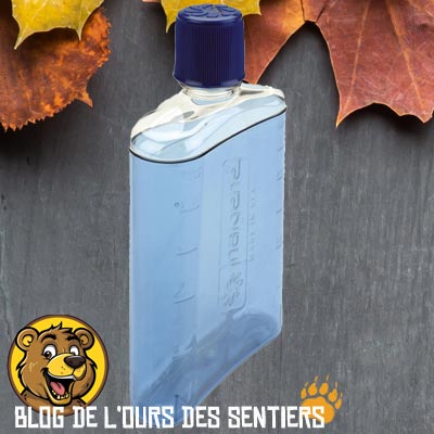 La flasque en plastique transparent Hip Flask Nalgene est bien conçue avec son bouchon sécurité en vue du transport de l'alcool liquide pour réchauds