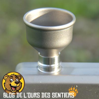 La flasque en titane Keith possède un petit entonnoir fourni permettant un remplissage aisé en alcool liquide pour son réchaud trekking