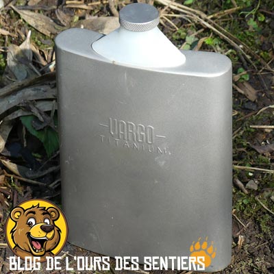 Le transport de combustible liquide inflammable comme l'alcool pour réchauds de randonnées et sécurisé dans une flasque en titane Vargo