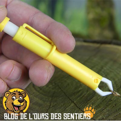 La pince à tique en platique avec ressort permet une accroche plus précise de la tique par la tête et de l'arracher de la peau de son hôte