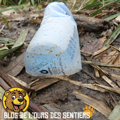 La trop grande souplesse de la gourde befree katadyn ne lui permet pas de tenir droite sur le sol