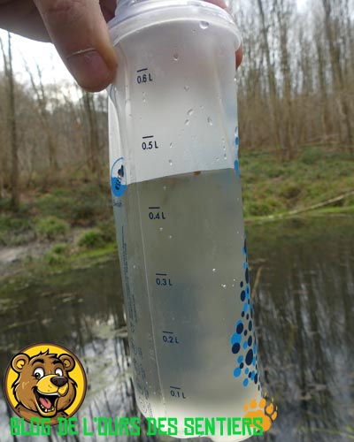 Prélever de l'eau avec la gourde souple befree katadyn n'est pas chose facile et risque de prendre des contaminants et sédiments avec l'eau