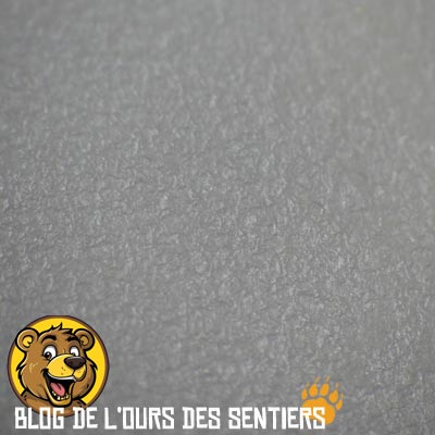 Le coprs souple en tpu de la gourde katadyn est naturellement anti dérapant même les mains mouillées