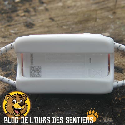 Le dos de l'étrier de la lampe frontale puissante bindi petzl est plat pour se positionner au sol comme sur le front