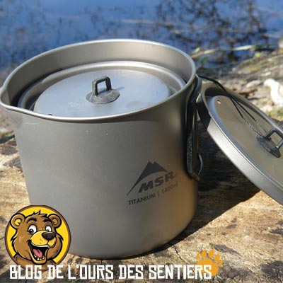 La bouilloire en titane MSR de 90 cl se range dans la plus grande pour optimiser le volume de rangement dans le sac à dos randonnée