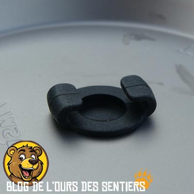 la poignée du couvercle de la bouilloire en titane msr comporte deux crochets pour le fixer au pot de cuisson en titane