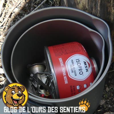 Le réchaud Pocket Rocket et sa cartouche de gaz se rangent dans la bouilloire en titane msr