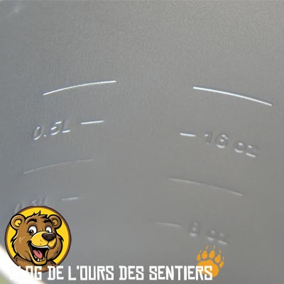 Des graduations bien visibles sont gravées sur les parois de la bouilloire MSR en titane kettle titan