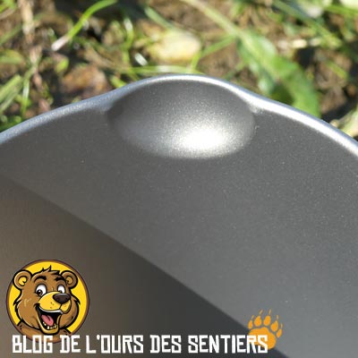 Le bec verseur de la bouilloire en titane est de très belle finition, et n'est pas un simple pli sur le métal