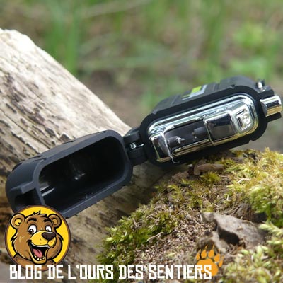 Une fois ouvert, on a accès aux fonctionnalités du briquet arc usb basic nature tel bouton d'allumage, prise mini usb de recharge et connecteurs de l'arc électrique