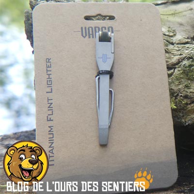 Livré dans un petit emballage en carton, le briquet titane vargo n'offre pas de conditionnement superflu