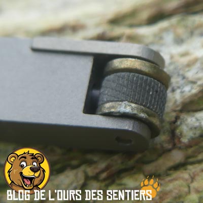 La roue dentée du briquet vargo tourne et en frottant sur le silex va permettre de générer des étincelles, même sous la pluie