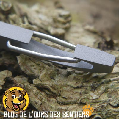 Sur le manche du briquet Vargo se trouve un petit clip de fixation qui permettra d'accrocher l'allume feu un peu partout