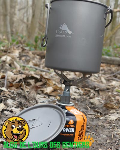 La popote titane toaks 75 cl s'accomode parfaitement avec le réchaud gaz ultra léger BRS 3000T