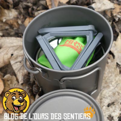 La taille du réchaud BRS 3000T permet de le ranger dans une popote de 75 cl Toaks en plus de la cartouche de gaz et d'un étrier