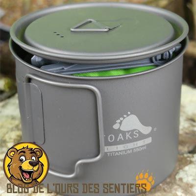 La popote 55 cl Toaks permet de ranger le réchaud BRS 3000T avec sa cartouche mais de façon limitée
