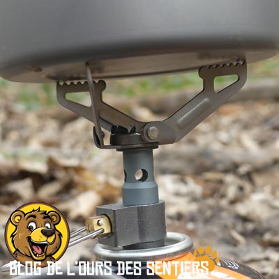 les dents anti glisse du support popote du réchaud titane BRS 3000T sont assez efficaces pour éviter la chute de votre popote