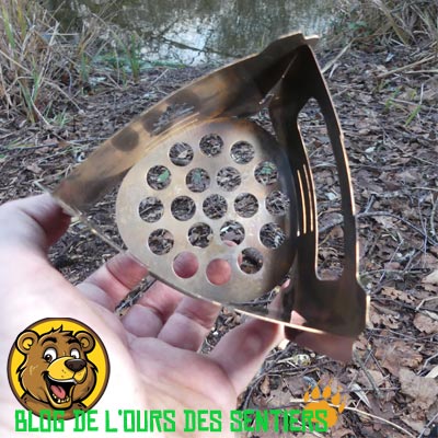 Le concept de montage du réchaud au bois pliant Bushbox Ultralight est inovant, mais assez fragile on dirait