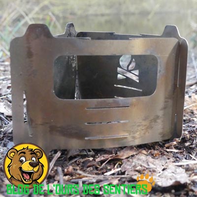 Le système de montage du réchaud bois pliant et démontable Bushbox UltraLight n'est pas toujours facile
