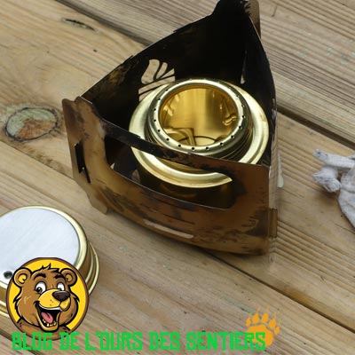 le réchaud Bushbox Ultralight utilise autant du bois pour fonctionner, mais également il est multicombustible