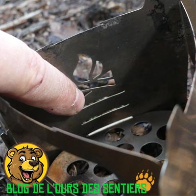 Pourvu d'une grille d'aération basse, le réchaud bushbox ultralight Bushcraft essentials permet un assez bon tirage et oxygénation du foyer