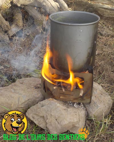 Placer le réchaud bois Ultralight Bushbox bushcraft essentials sur une pierre pour ne pas bruler le sol