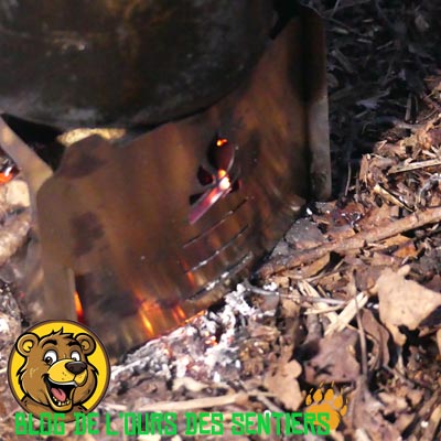 Ultra léger pour randonner, le réchaud bushbox ultralight de bushcraft essentials est adapté au bivouac nomade
