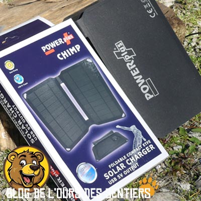 Repliable en deux volets, le chargeur solaire CHIMP de PowerPlus propose une capacité de production de 10 watts ce qui est idéal pour recharger son téléphone portable
