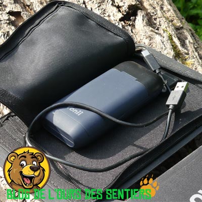 Dans la pochette zippée située au dos du chargeur solaire PowerPlus on peut trouver un logement de rangement pour batterie externe