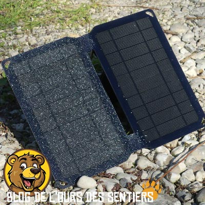 Une fois déplié pour produire de l'électricité face au soleil, le chargeur solaire chimp power plus propose deux volets de 5 watts chacun