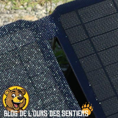 Les charnières de repli et dépliage des volets solaires du chargeur chimp power plus sont assez robustes mais pas trop rigide pour assurer une bonne mise en place des cellules photovoltaïques
