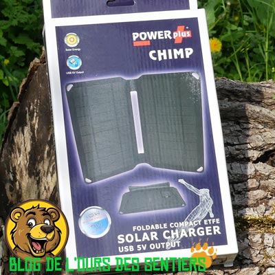 Panneau solaire pliant et portable, le chimp 10 watts powerplus comporte deux volets qui se referment pour assurer un gain de place une fois rangé