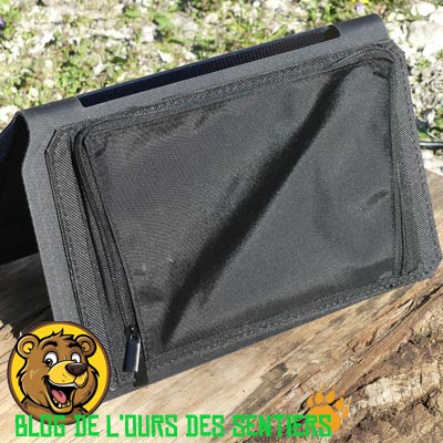 Pour protéger le port USB de recharge téléphone, le panneau solaire PowerPlus Chimp possède une poche zippée au dos d'un volet photovoltaïque