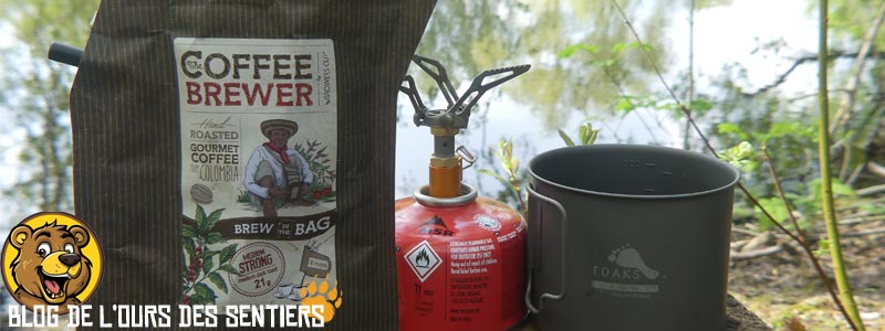 Vue des préparatifs pour le test d'un sachet de café filtre Coffee Brewer par l'ours des sentiers