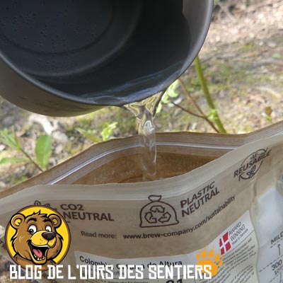 La large ouverture du sachet de café filtre Coffee Brewer permet d'y verser de l'eau chaude assez facilement