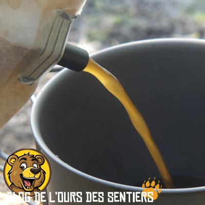 Grace au bec verseur intégré au sachet de café filtre coffee brewer, il est facile de faire couler son café dans une tasse