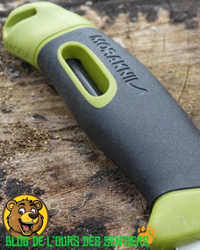 Le manche du couteau mora Companion Spark est recouvert de caoutchouc pour un bon grip anti dérapant