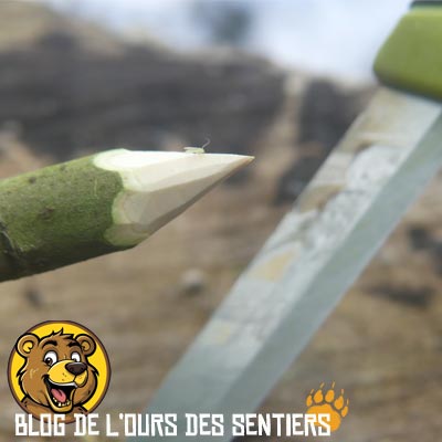 Grace à sa lame inox et son émouture scandi, le couteau mora Companion Spark permet du travail du bois de précision