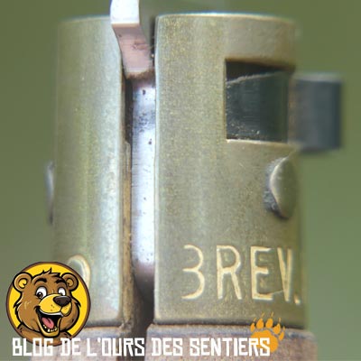 Facile à manipuler, il suffit de faire tourner la virole de sécurité lupo lock sur un couteau Old Bear pour bloquer ou débloquer la lame