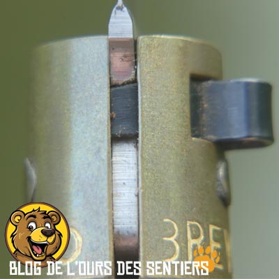 Pour verrouiller ou déverrouiller la lame sur un couteau Old Bear il suffit de faire tourner la virole