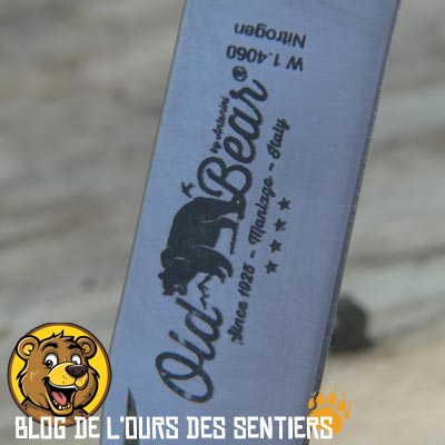 La lame de chaque couteau de poche Old Bear pliant est gravée et estampillée avec le logo de l'ours représentant le fabricant